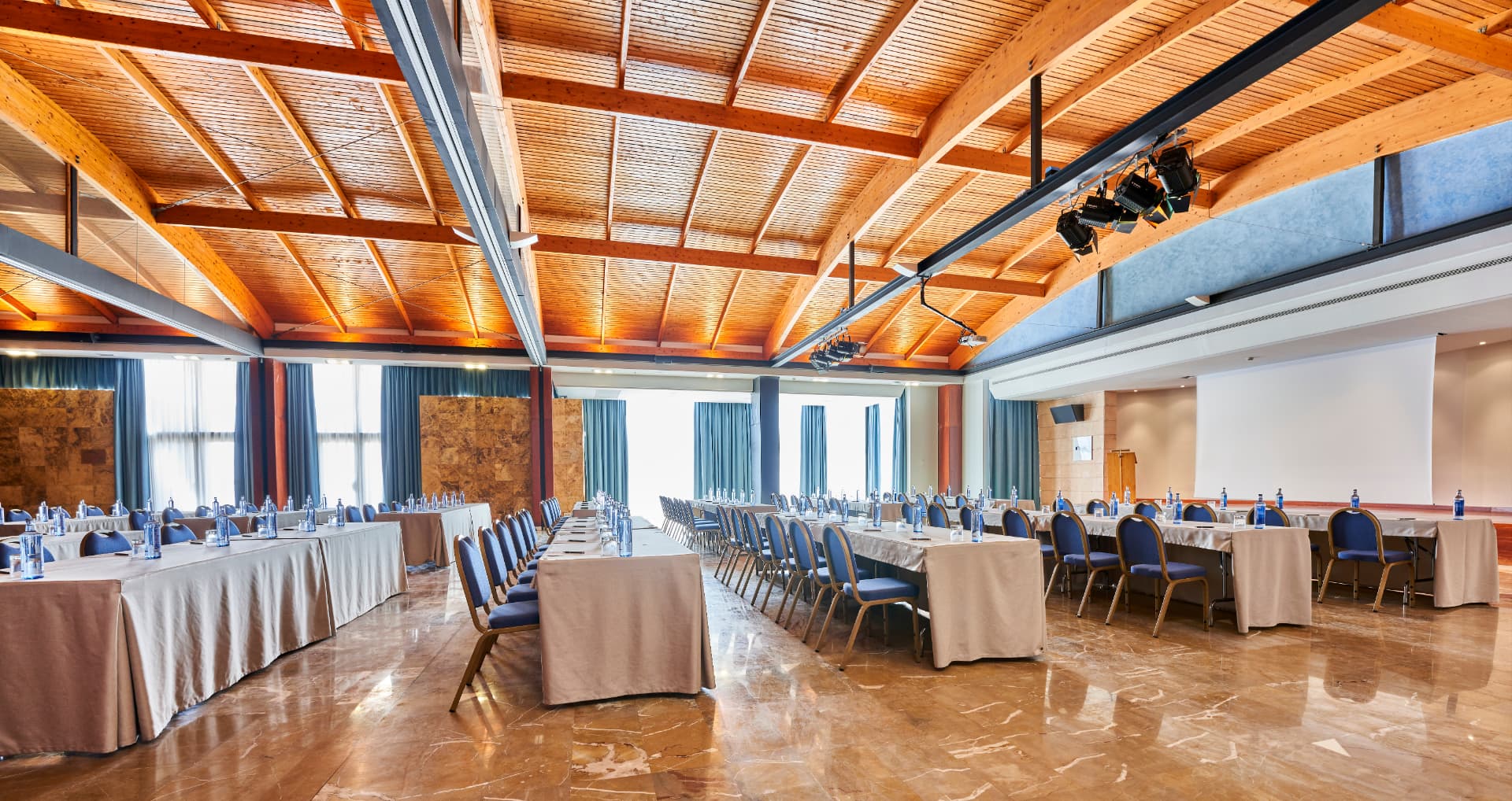 Salón de conferencias del Insotel Punta Prima Resort & Spa con montaje en U y equipamiento audiovisual